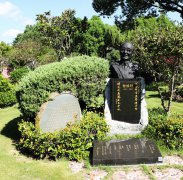 黎焕颐纪念碑：诗魂永驻，，，，，，岁月铭刻