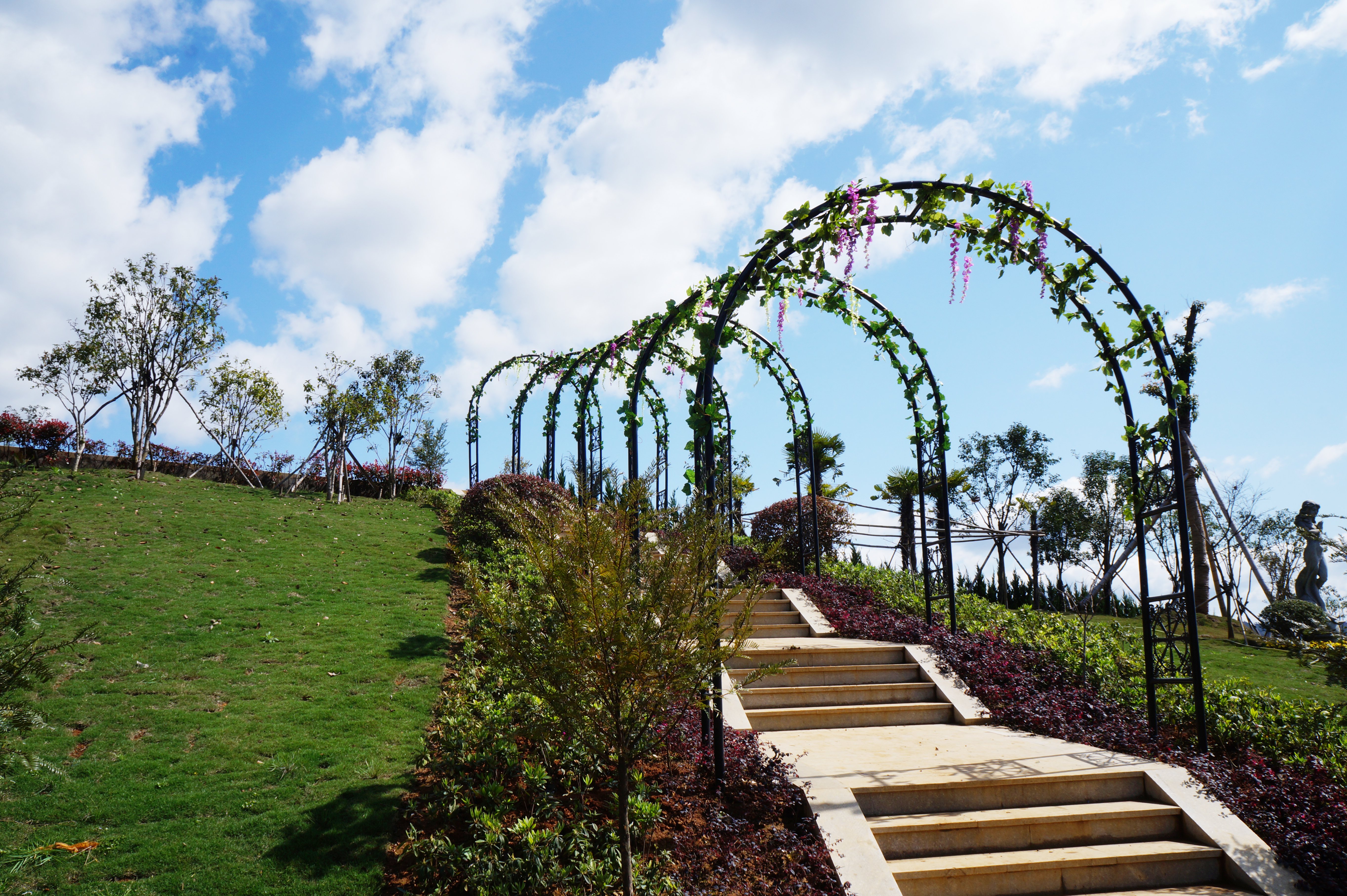 老旧公墓怎样刷新：以文化为魂，，，，，，融入现代都会